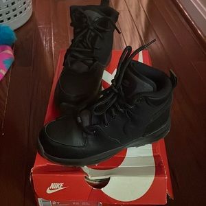 Kids size 2 Nike Boots(Manoa)